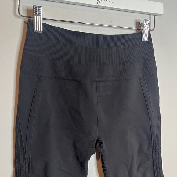 Lululemon deep charocal black In the Flow scrunched crops - Picture 3 of 6